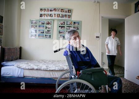 Care Watch Mitarbeiterin Sandra mit Kunde Rodney Milne zu Hause. Stockfoto