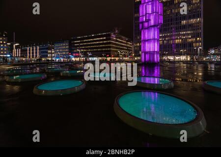 Sergels Torg umgeben von Gebäuden und Lichtern bei Nacht in Stockholm in Schweden Stockfoto