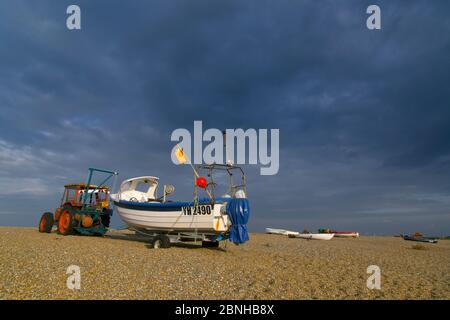 Krabbenboot am Ufer mit Traktor, Cley Beach, Norfolk, England, Großbritannien, Februar 2016. Stockfoto