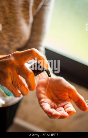 Person gründlich waschen Hände reiben mit Seife in der Spüle für Coronavirus-Schutz Stockfoto