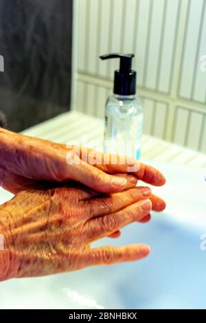 Person gründlich waschen Hände reiben mit Seife in der Spüle für Coronavirus-Schutz Stockfoto