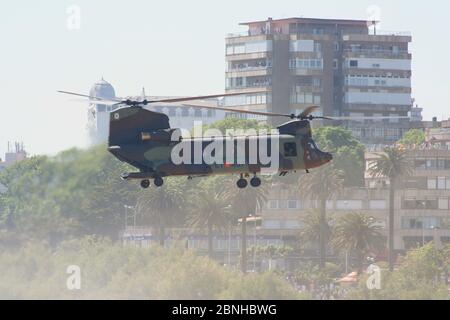 Serie 55 von 165 Boeing CH47D Chinook Hubschrauber Nahaufnahme Im Flug mit geöffneter Hintertür Armed Forces Day Santander Spanien 30/05/2009 Stockfoto