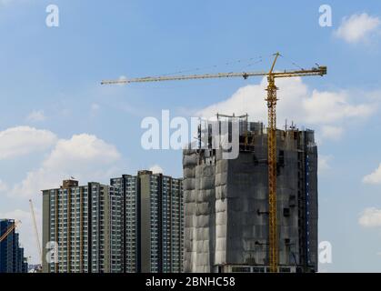In einem neuen Wohnkomplex arbeiten Baukrane Stockfoto