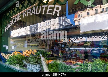 Naschmarkt in Wien. Es ist eine berühmte Essen, Souvenir- und Flohmarkt in der Mitte von Wien Stockfoto