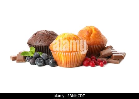 Muffins, Beeren und Schokolade auf weißem Hintergrund isoliert Stockfoto