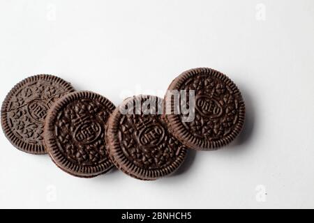 Oreo Cookies in Wight Hintergrund Tapete Stockfoto