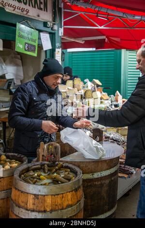 Naschmarkt in Wien. Es ist eine berühmte Essen, Souvenir- und Flohmarkt in der Mitte von Wien Stockfoto