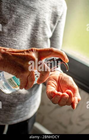 Person gründlich waschen Hände reiben mit Seife in der Spüle für Coronavirus-Schutz Stockfoto