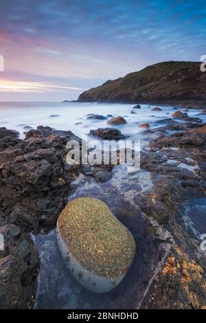 Sonnenuntergang am Cape Cornwall in der Nähe von St Just, Cornwall, England, Großbritannien. April 2014. Stockfoto