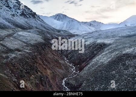 Schöne Landschaft mit schneebedeckten Bergen und Fluss im Tien Shan Tal von Süd-Kasachstan Stockfoto