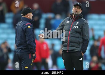 Liverpool-Manager Jurgen Klopp spricht mit Aston Villas Assistant Head Coach Richard O'Kelly vor dem Premier League-Spiel in Villa Park, Birmingham. Stockfoto