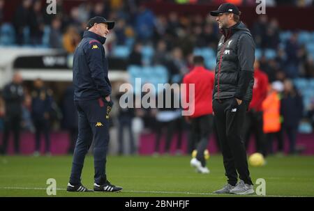 Liverpool-Manager Jurgen Klopp spricht mit Aston Villas Assistant Head Coach Richard O'Kelly vor dem Premier League-Spiel in Villa Park, Birmingham. Stockfoto