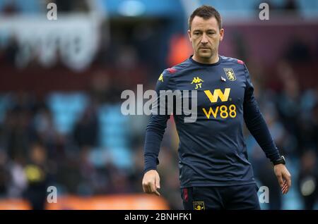 Aston Villas Assistenztrainer John Terry wärmt die Spieler vor dem Premier League-Spiel in Villa Park, Birmingham. Stockfoto