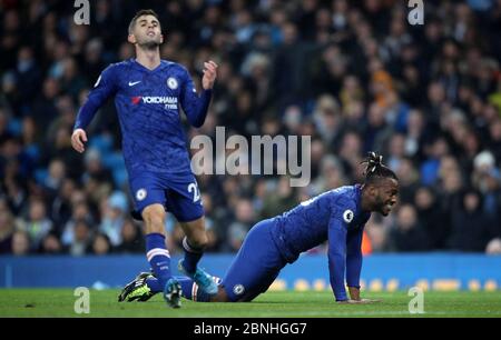 Chelseas Michy Batshuayi zeigt seine Ablenkung, nachdem er beim Premier League-Spiel im Etihad Stadium in Manchester die Chance verpasst hat, gegen den Frust von Chelseas Teamkollege Christian Pulisic (links) zu Punkten. Stockfoto