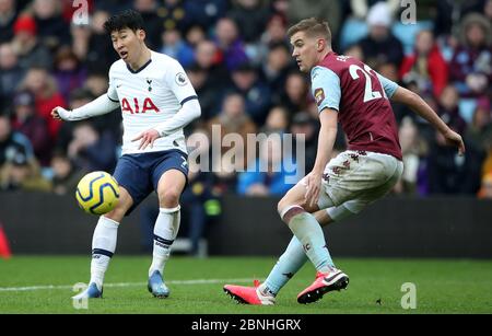 Tottenham Hotspur's Son Heung-min macht seinen Pass, als er während des Premier League-Spiels in Villa Park, Birmingham, von Bjorn Engels von Aston Villa herausgefordert wird. Stockfoto