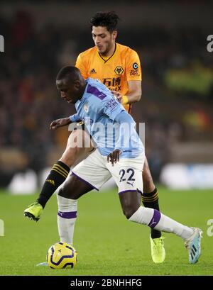 Benjamin Mendy aus Manchester City kämpft um den Ball, als er von Raul Jimenez von Wolverhampton Wanderers herausgefordert wird Stockfoto