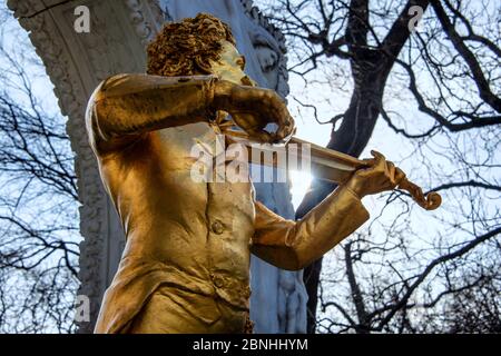 Vergoldete Bronzestatue von Johann Strauss, der am 15. Juli 2018 im Stadtpark in Wien Geige spielt. Strauss war österreichischer Komponist Stockfoto
