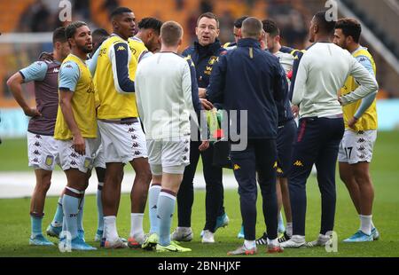 Aston Villas stellvertretender Cheftrainer John Terry spricht nach dem Aufwärmen vor dem Spiel in der Premier League in Molineux, Wolverhampton, mit den Spielern. Stockfoto