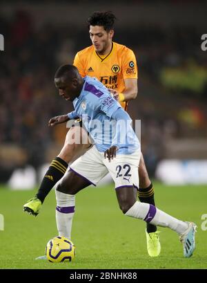 Benjamin Mendy aus Manchester City kämpft um den Ball, als er von Raul Jimenez von Wolverhampton Wanderers herausgefordert wird Stockfoto