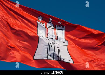 Die Flagge der Hansestadt Hamburg mit dem Wappen Stockfoto