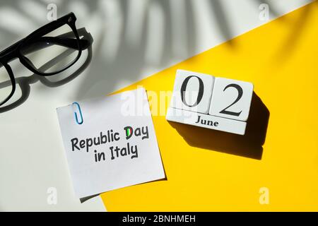 Tag der Republik in Italien 02 zweite juni Monat Kalender Konzept auf Holzblöcken. Nahaufnahme. Stockfoto