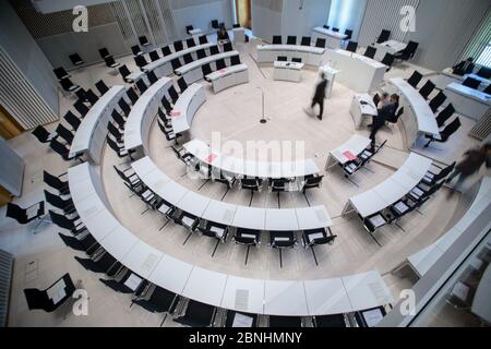 Schwerin, Deutschland. Mai 2020. Der fast leere Plenarsaal im landtag Mecklenburg-Vorpommern. Quelle: Jens Büttner/dpa-Zentralbild/ZB/dpa/Alamy Live News Stockfoto