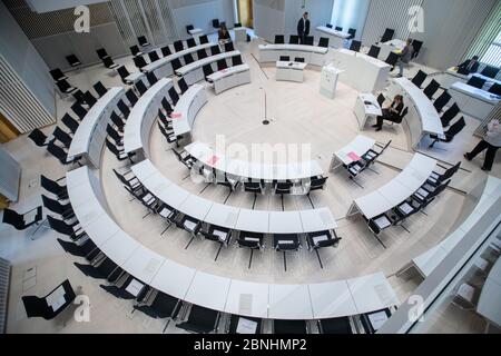 Schwerin, Deutschland. Mai 2020. Der fast leere Plenarsaal im landtag Mecklenburg-Vorpommern. Quelle: Jens Büttner/dpa-Zentralbild/ZB/dpa/Alamy Live News Stockfoto