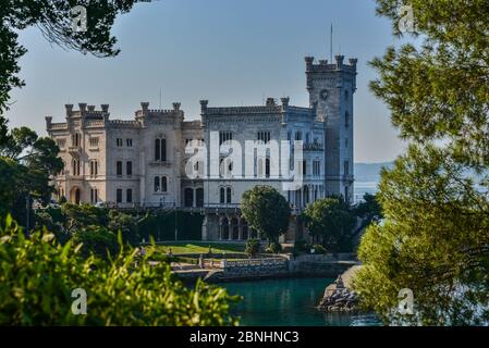 Das Schloss Miramare in Triest, ein Schloss aus weißem Stein aus dem 19. Jahrhundert, das über der Adria thront. Italien Stockfoto