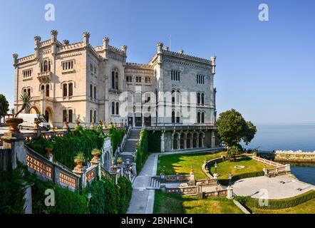 Das Schloss Miramare in Triest, ein Schloss aus weißem Stein aus dem 19. Jahrhundert, das über der Adria thront. Italien Stockfoto