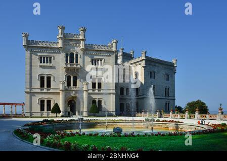 Das Schloss Miramare in Triest, ein Schloss aus weißem Stein aus dem 19. Jahrhundert, das über der Adria thront. Italien Stockfoto