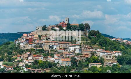 Motovun (Montona oder Montona d'Istria auf Italienisch) ist eine Stadt in Zentralistrien, Kroatien Stockfoto