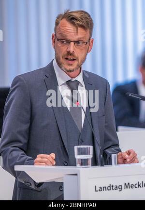 Schwerin, Deutschland. Mai 2020. Nikolaus Kramer, Vorsitzender der AfD-Fraktion im landtag Mecklenburg-Vorpommern, spricht bei der landtagssitzung am Rednerpult. Quelle: Jens Büttner/dpa-Zentralbild/ZB/dpa/Alamy Live News Stockfoto