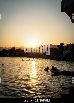 Die Menschen genießen die Atmosphäre und den Sonnenuntergang in dahab ägypten Stockfoto