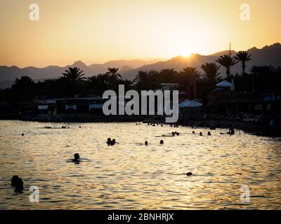 Die Menschen genießen die Atmosphäre und den Sonnenuntergang in dahab ägypten Stockfoto