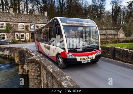 Öffentlicher Nahverkehr, ein Cotswold Discoverer Bus auf der Brücke in Northlach, Gloucestershire, Großbritannien. März 2014. Stockfoto