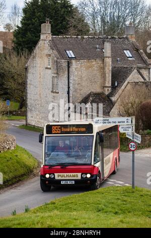 Ländliche öffentliche Verkehrsmittel, Northlach, Gloucestershire, Großbritannien. März 2014. Stockfoto