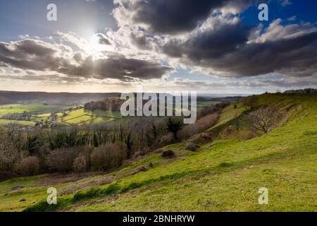 Downham Hill aus eisenzeit Hill fort an uley Cotswold Böschung begraben, Gloucestershire, England, UK. März 2015. Stockfoto