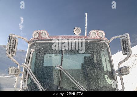 Nahaufnahme der Ratrack-Maschine an der Hochalpenstraße in Österreich im Frühling Alpen mit Schnee. Stockfoto