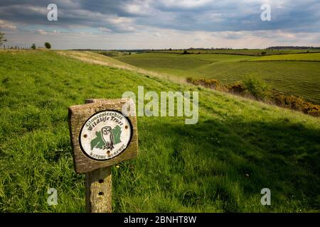 Gloucestershire Wildlife Trust (GWT) Nature Reserve Schild auf dem pasqueflower Reserve, ein trockenes Tal, Gloucestershire, Großbritannien. April 2015. Stockfoto