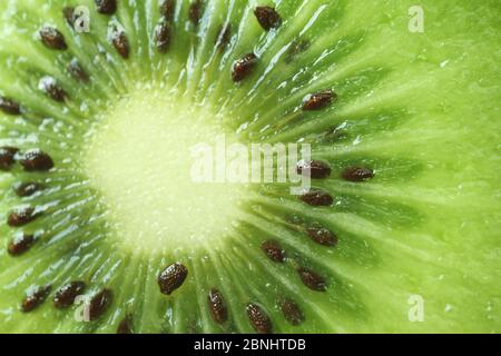 Closeup die Textur von Vibrant Green frisch und saftig von geschnittenen reifen Kiwi-Früchten Stockfoto