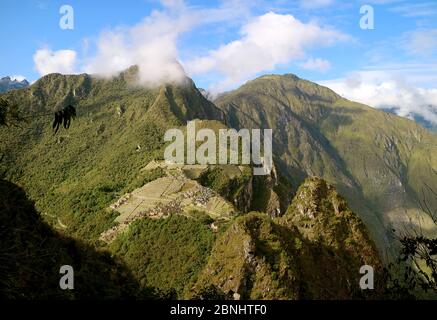 Atemberaubende Luftaufnahme der Inka-Zitadelle Ruinen von Machu Picchu Blick vom Huayna Picchu Berg, Cuzco Region, Urubamba Provinz, Peru Stockfoto