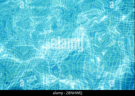 Blauer Pool Wasser Hintergrund mit abstrakten Fliesen auf dem Boden Stockfoto