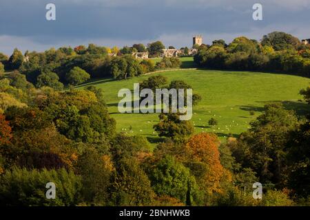 Herbstlandschaft und Cotswold-Stadt Stow-on-the-Wold, Gloucestershire, Großbritannien. Oktober 2015. Stockfoto