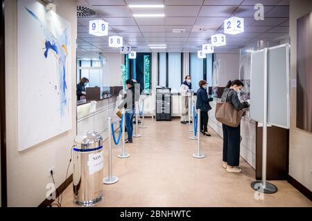 Mailand - COVID-19 serologische Tests für Einzelpersonen. San Giuseppe Multimedica Hospital in der Via San Vittore. Warteraum für Auszahlungen (Marco Passaro/Fotograf, Mailand - 2020-05-15) p.s. la foto e' utilizabile nel rispetto del contesto in cui e' stata scattata, e senza intento diffamatorio del decoro delle persone rappentate Stockfoto