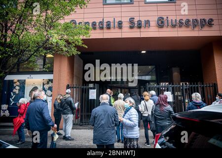 Mailand - COVID-19 serologische Tests für Einzelpersonen. San Giuseppe Multimedica Hospital in der Via San Vittore. Lange Schlangen am Eingang des Krankenhauses (Marco Passaro/Fotograf, Mailand - 2020-05-15) p.s. la foto e' utilizabile nel rispetto del contesto in cui e' stata scattata, e senza intento diffamatorio del decoro delle persone rapppresentate Stockfoto