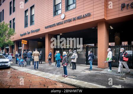 Mailand - COVID-19 serologische Tests für Einzelpersonen. San Giuseppe Multimedica Hospital in der Via San Vittore. Lange Schlangen am Eingang des Krankenhauses (Marco Passaro/Fotograf, Mailand - 2020-05-15) p.s. la foto e' utilizabile nel rispetto del contesto in cui e' stata scattata, e senza intento diffamatorio del decoro delle persone rapppresentate Stockfoto