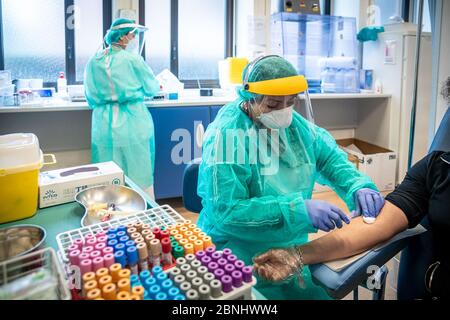 Mailand - COVID-19 serologische Tests für Einzelpersonen. San Giuseppe Multimedica Hospital in der Via San Vittore. Eine Krankenschwester nimmt eine Blutprobe. Proben, Reagenzgläser (Marco Passaro/Fotograf, Mailand - 2020-05-15) p.s. la foto e' utilizabile nel rispetto del contesto in cui e' stata scattata, e senza intento diffamatorio del decoro delle persone rappentate Stockfoto