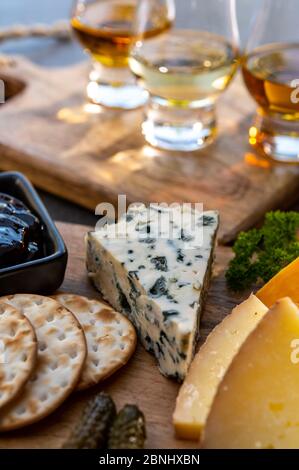 Whiskey und Käse, Verkostung Whiskygläser und Teller mit geschnittenen Käse aus nächster Nähe Stockfoto