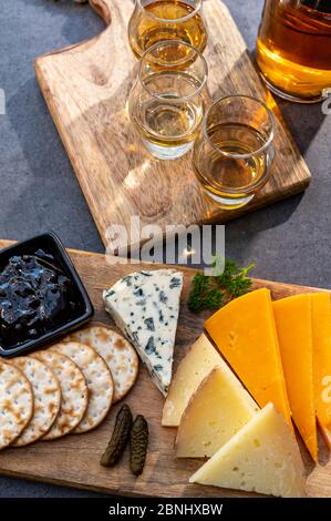 Whiskey und Käse, Verkostung Whiskygläser und Teller mit geschnittenen Käse aus nächster Nähe Stockfoto