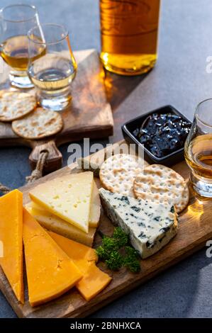 Whiskey und Käse, Verkostung Whiskygläser und Teller mit geschnittenen Käse aus nächster Nähe Stockfoto